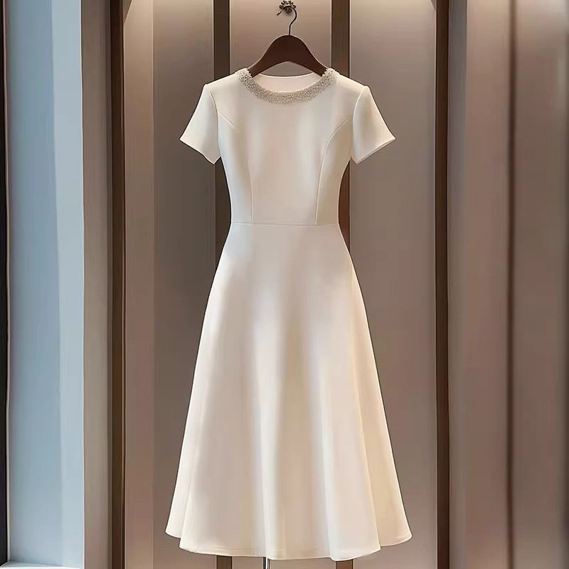 Round-neck, waist-cinching and slimming short-sleeved dress