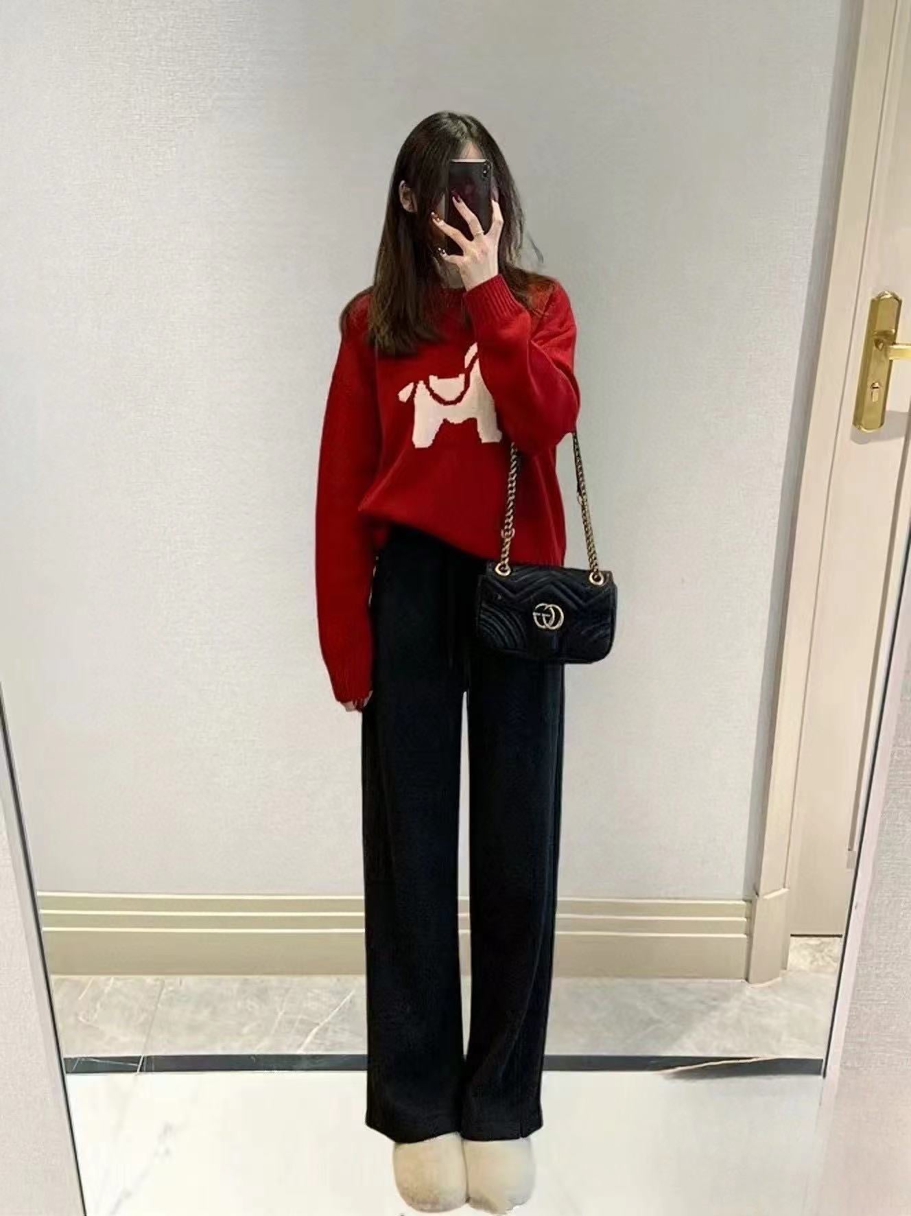 Round-neck wool sweater