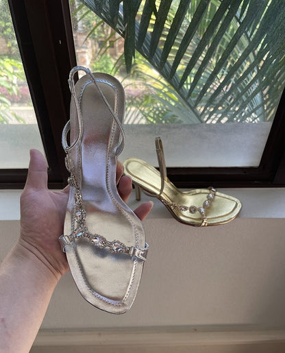 Round-toe low-heeled high heels