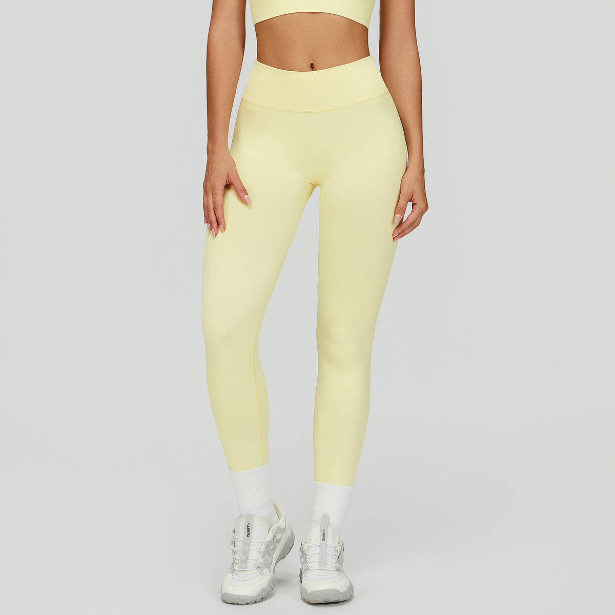 Seamless yoga pants in V-shape