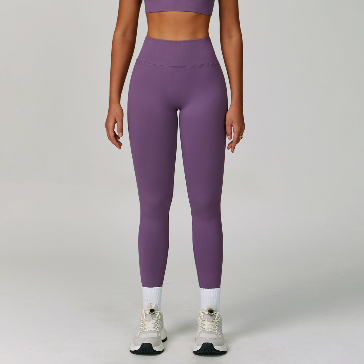 Seamless yoga pants in V-shape