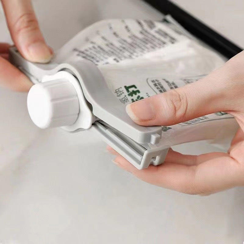 Seasoning bag sealing clip