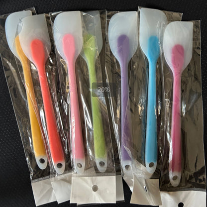 Semi-transparent one-piece cake spatula