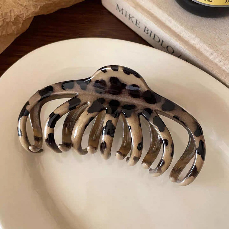 Shark clip for the back of the head
