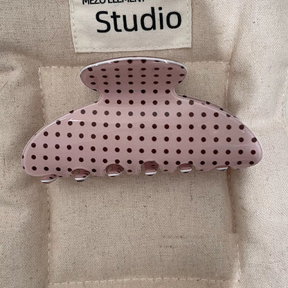 Shark clip for the back of the head