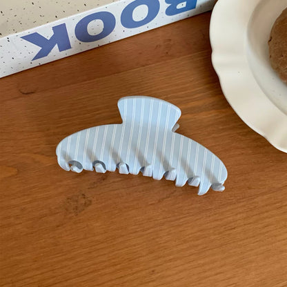 Shark clip for the back of the head