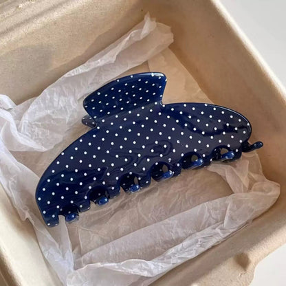 Shark clip for the back of the head