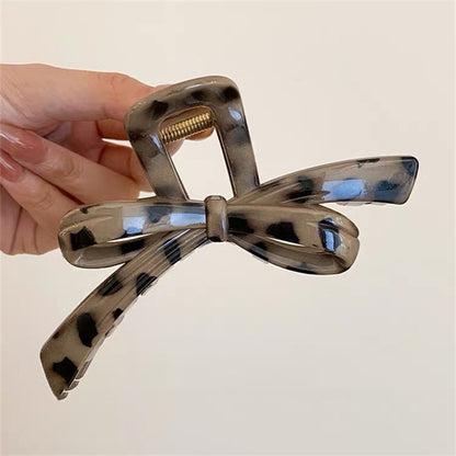 Shark clip for the back of the head