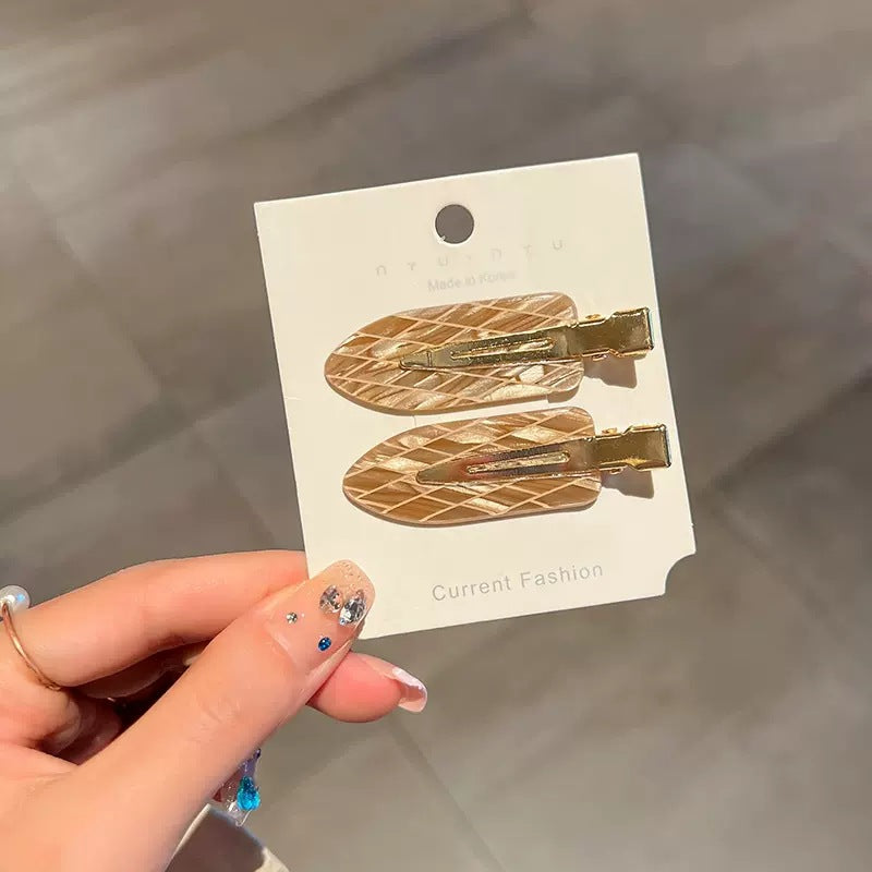 Shell hair clip
