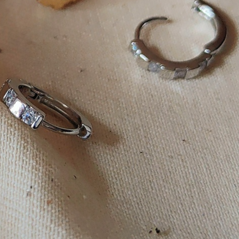 Simple and Compact Earrings