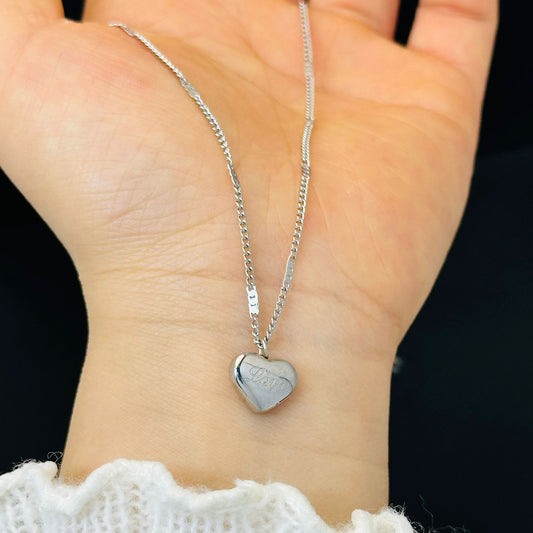 Simple and elegant heart-shaped necklace