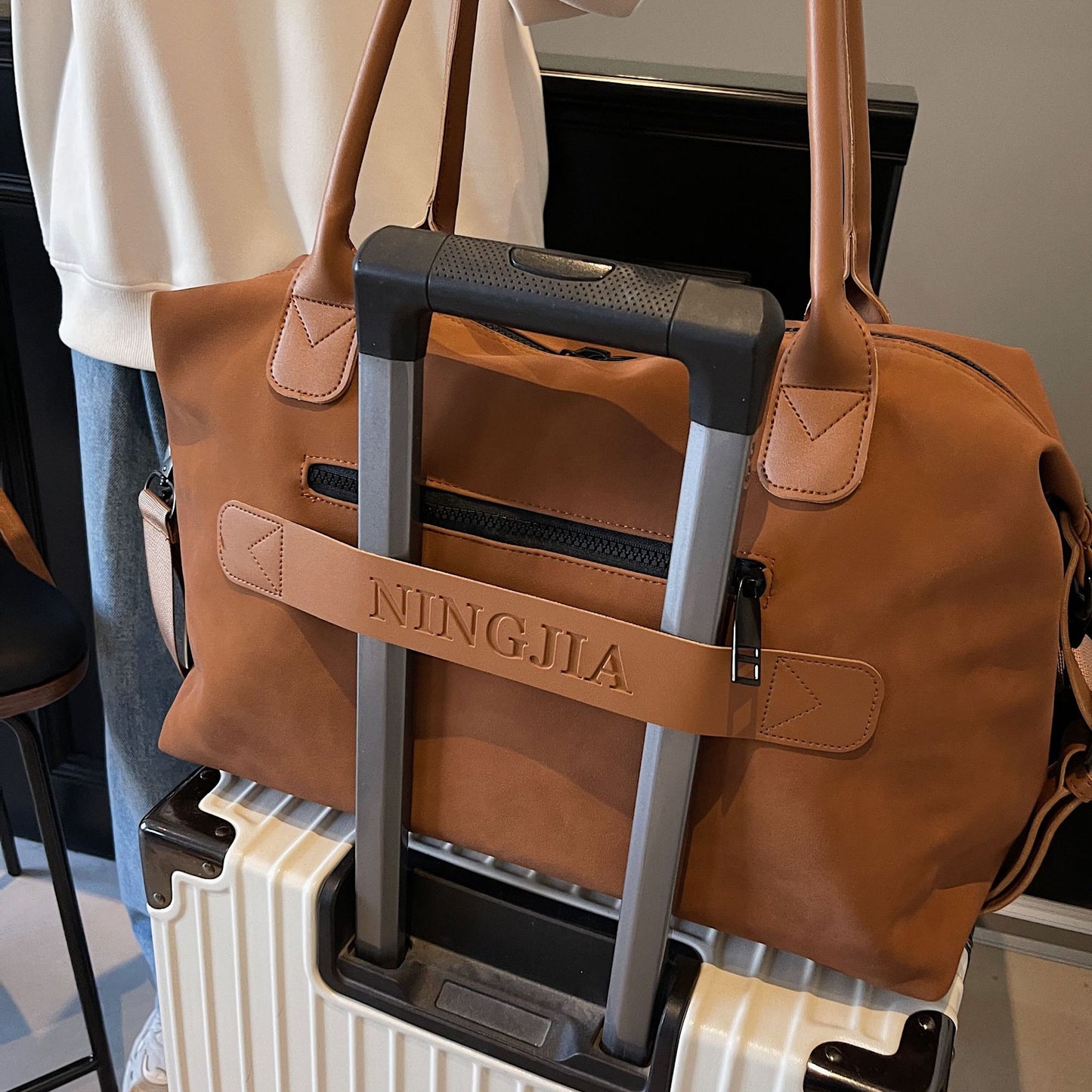 Simple and large-capacity fitness bag