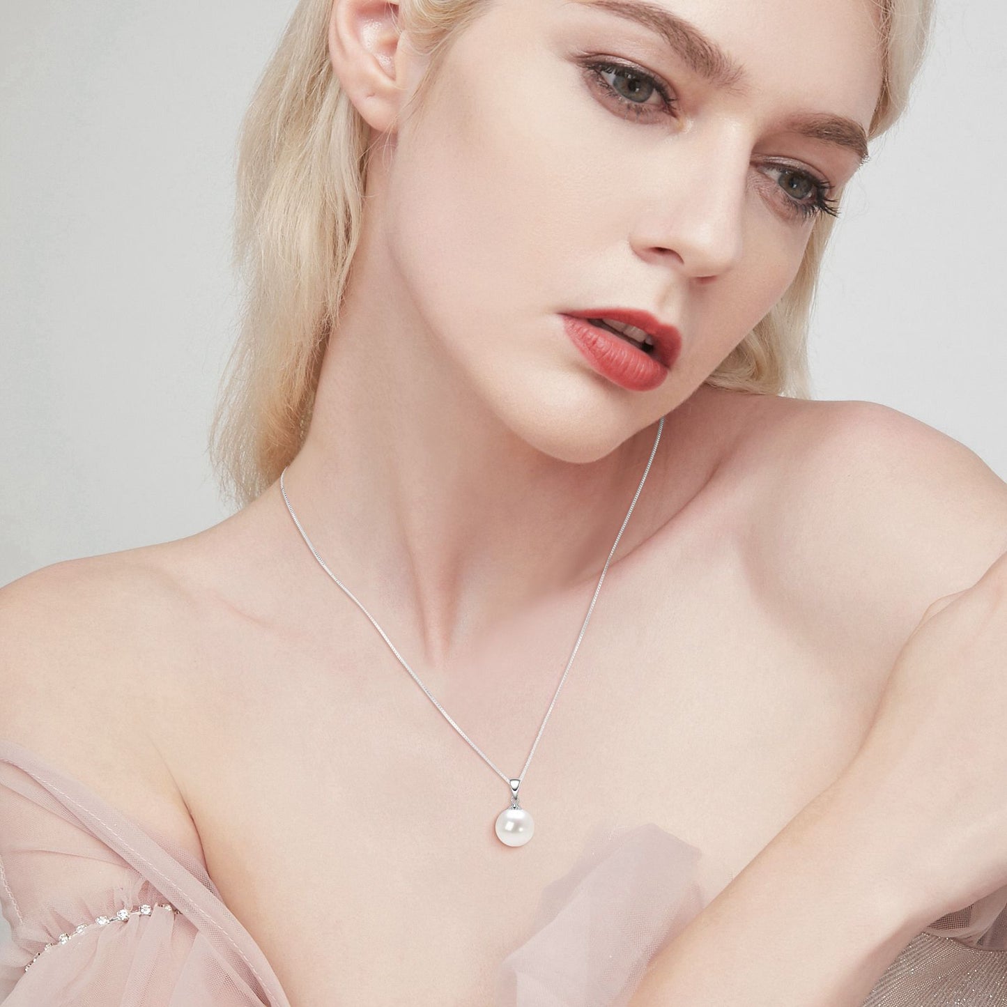 Simple and versatile pearl pendant