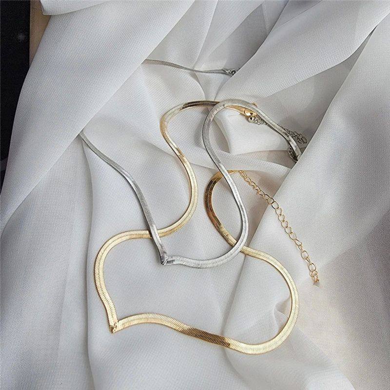 Simple V-shaped necklace