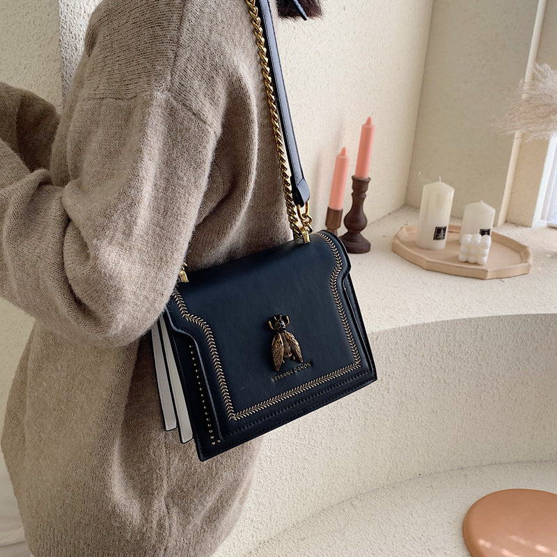 Single-shoulder handbag with a small square shape