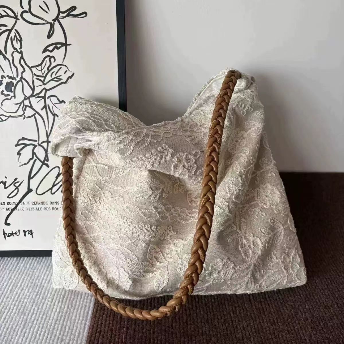 Single-shoulder tote bag