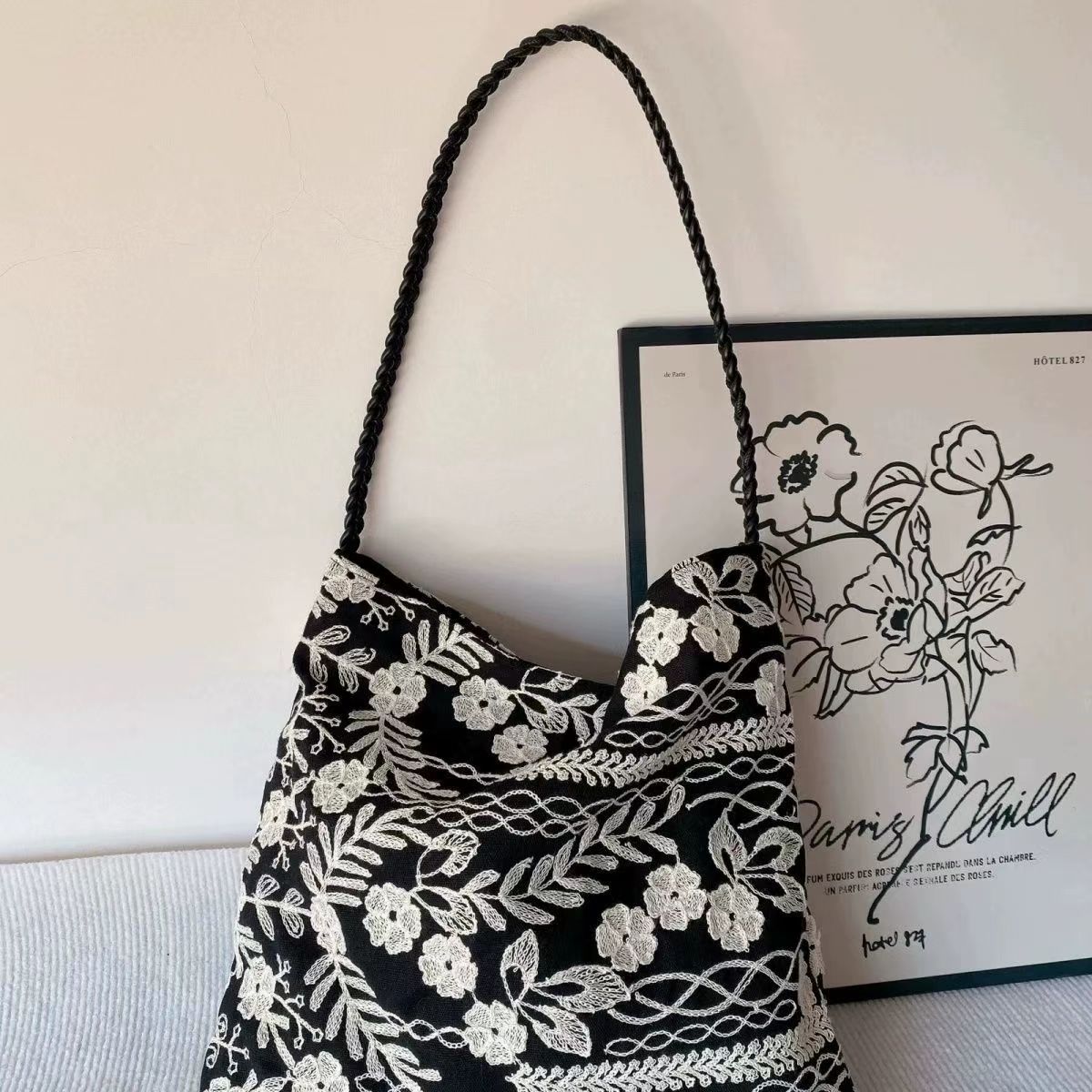 Single-shoulder tote bag