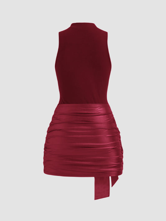 Sleeveless, form-fitting short skirt