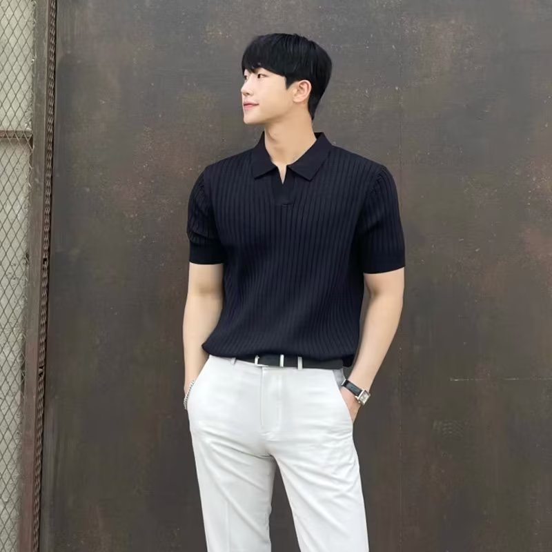 Slim-fit solid-color T-shirt with a notched collar