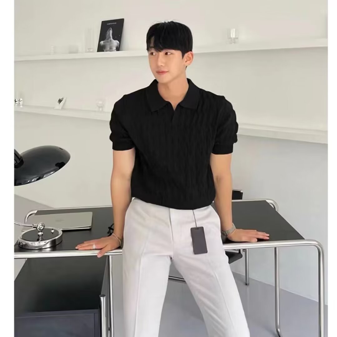 Slim-fit solid-color T-shirt with a notched collar