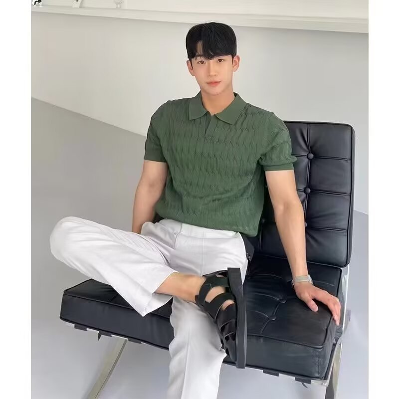 Slim-fit solid-color T-shirt with a notched collar