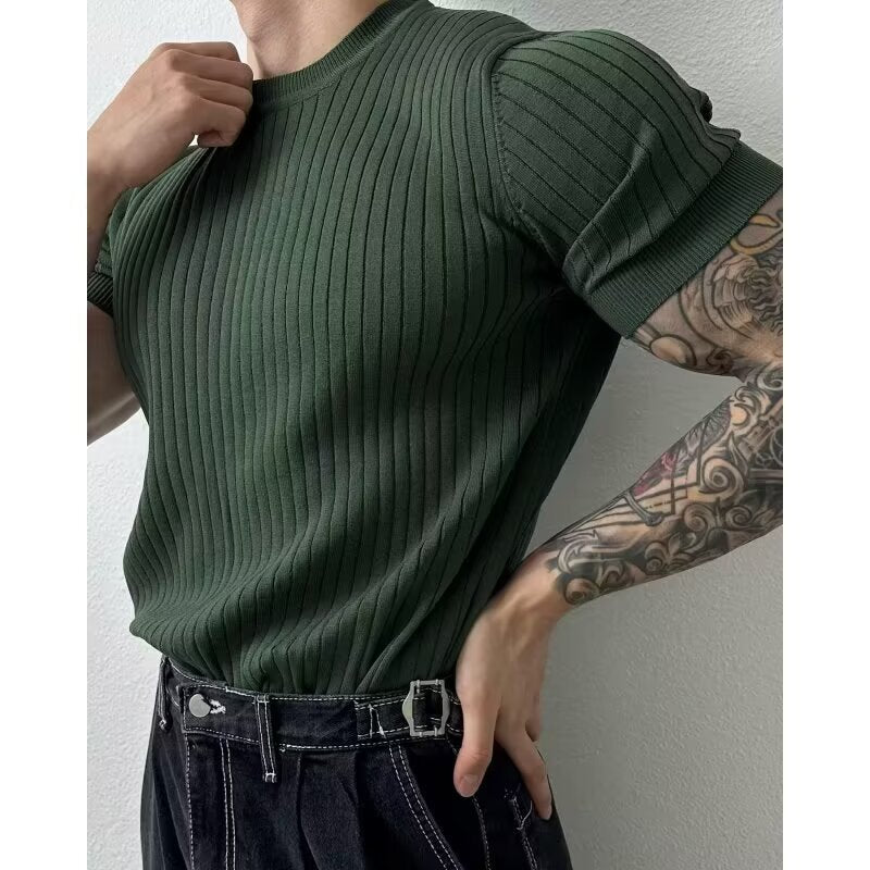 Slim-fit solid-color T-shirt with a notched collar