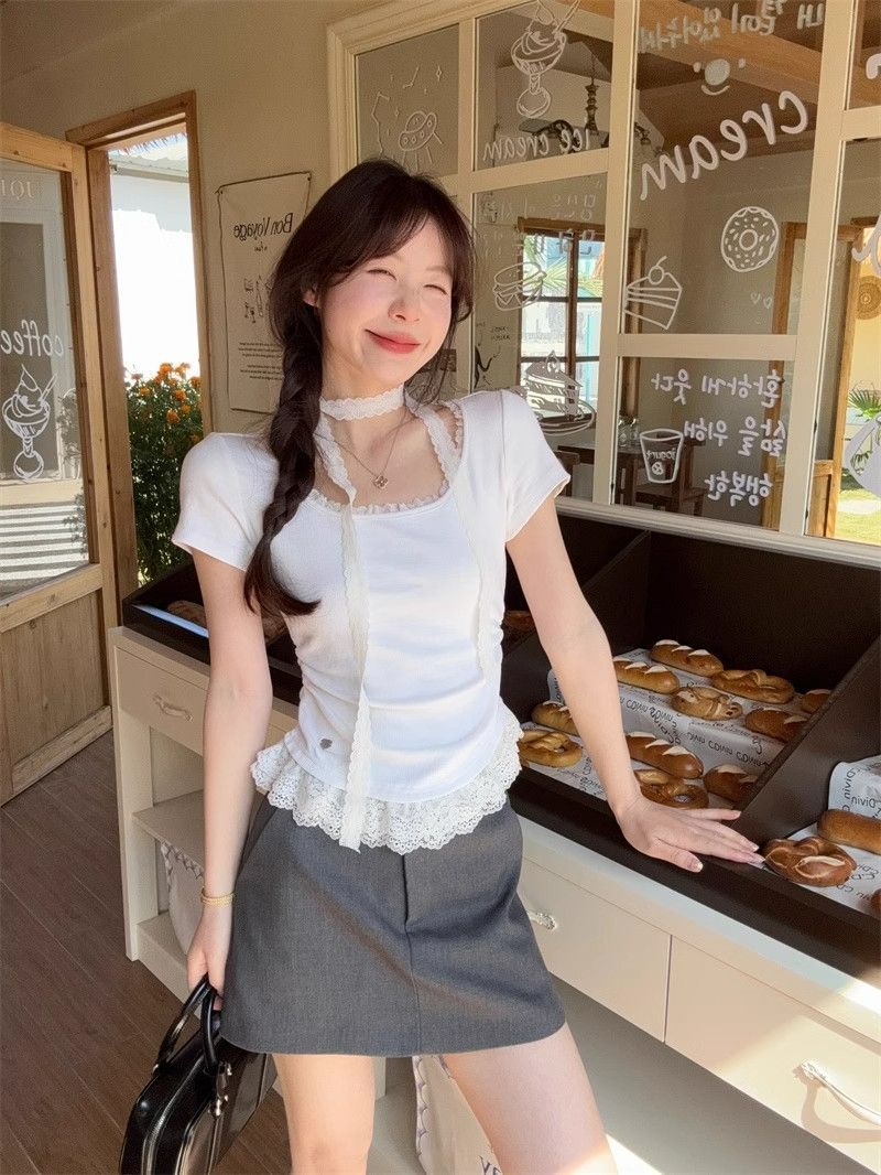 Slim-fit, waist-cinching, wide neckline top