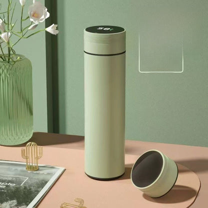 Smart temperature measuring water cup