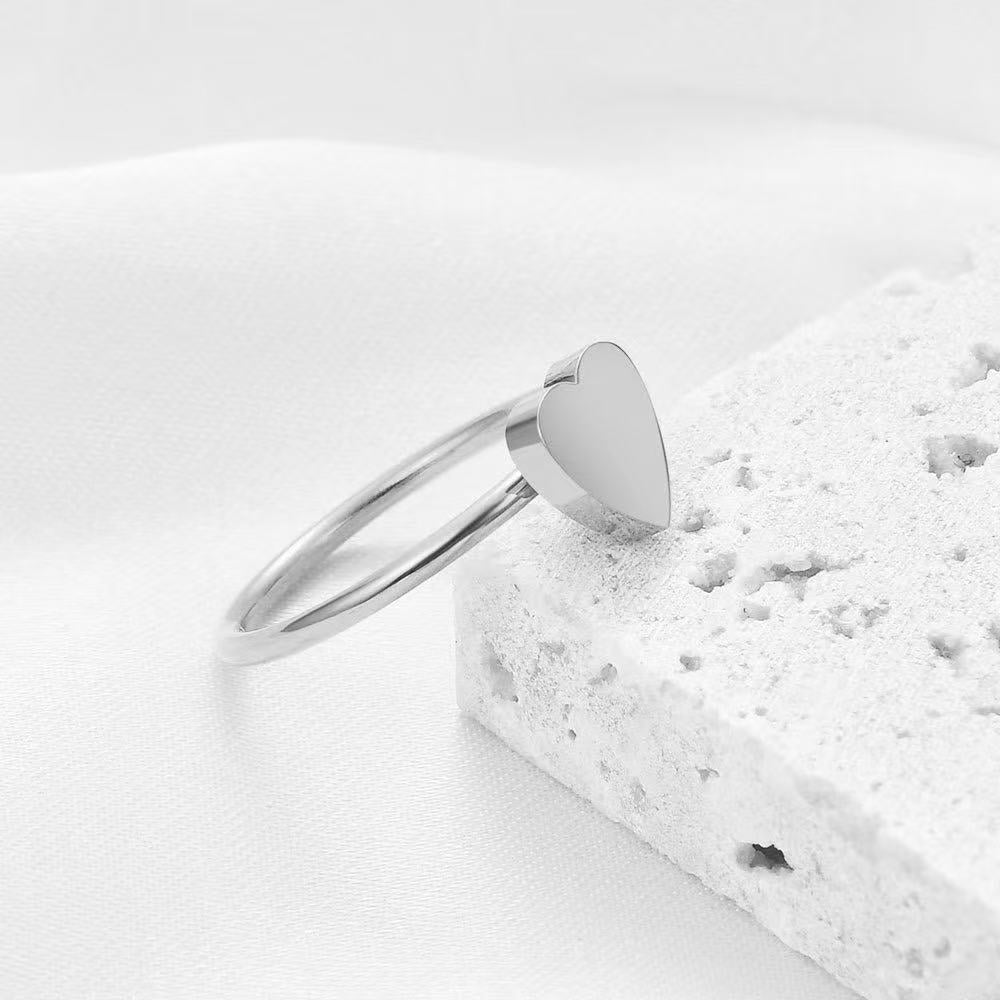 Smooth-surface heart ring