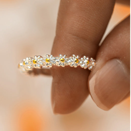Snake-shaped zircon ring trendy geometric design