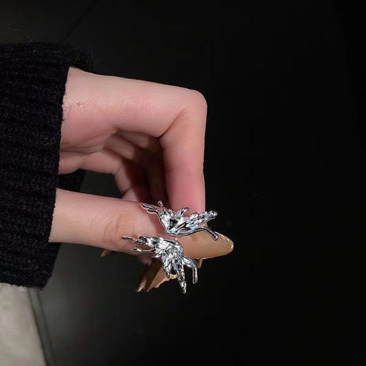 Snake-shaped zircon ring trendy geometric design