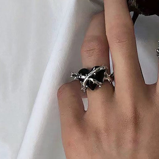 Snake-shaped zircon ring trendy geometric design