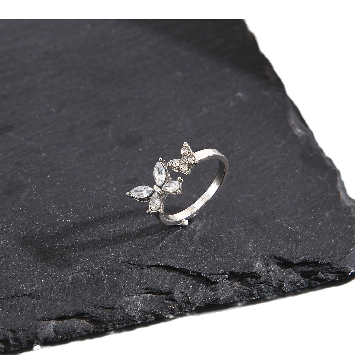 Snake-shaped zircon ring trendy geometric design