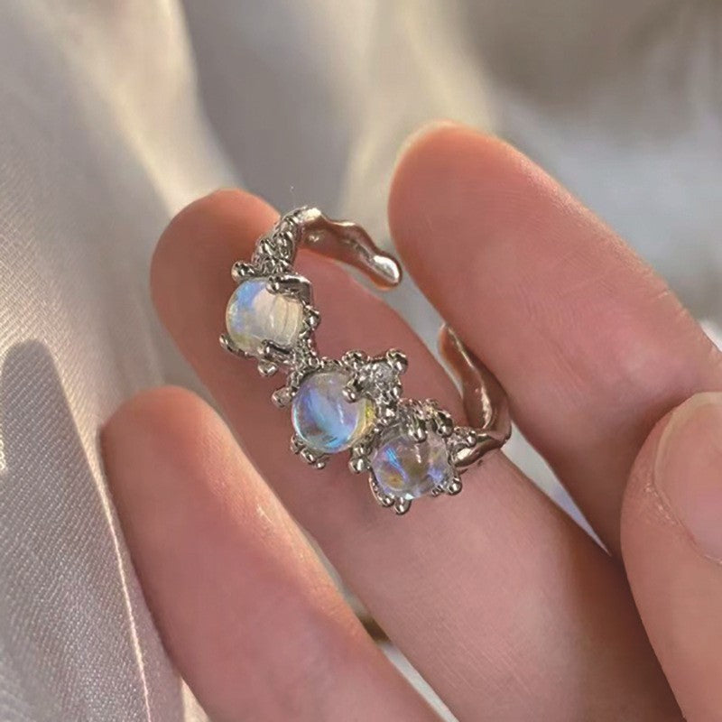 Snake-shaped zircon ring trendy geometric design