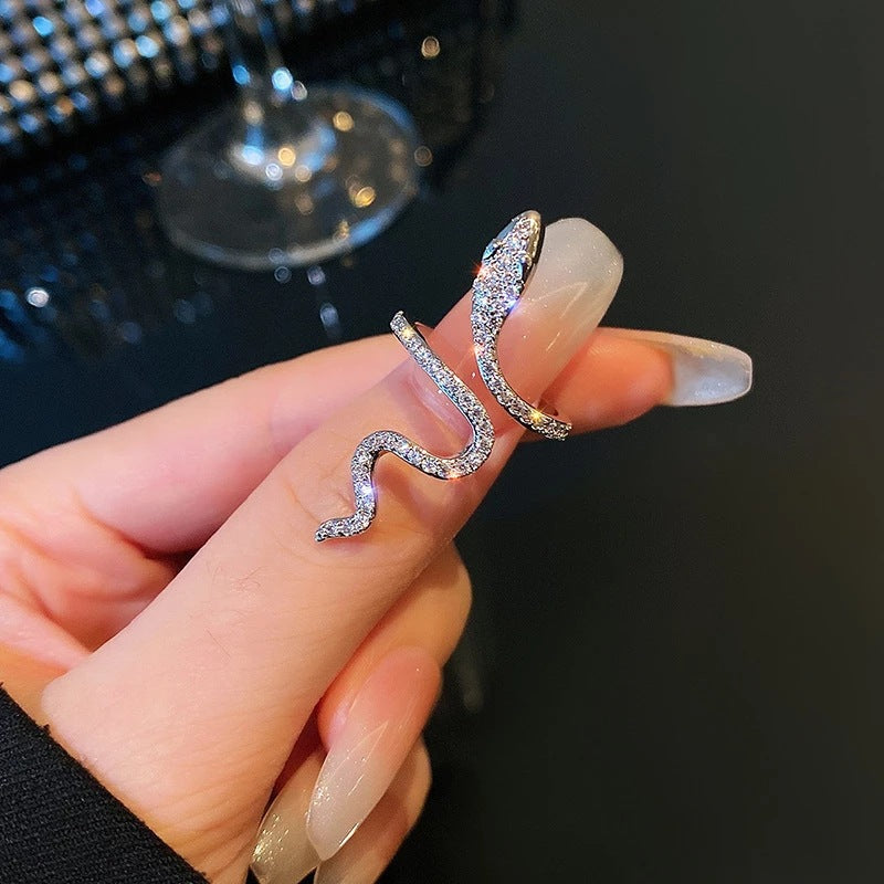 Snake-shaped zircon ring trendy geometric design