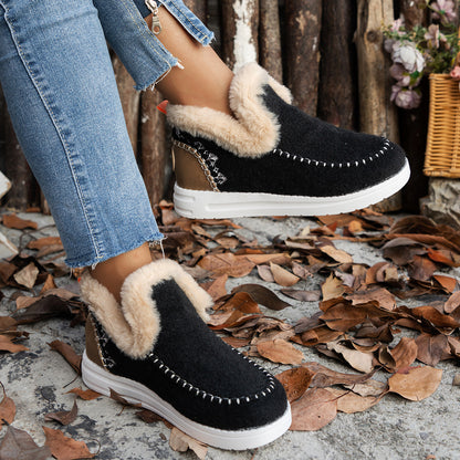 Snow boots with high tops and water-resistant properties