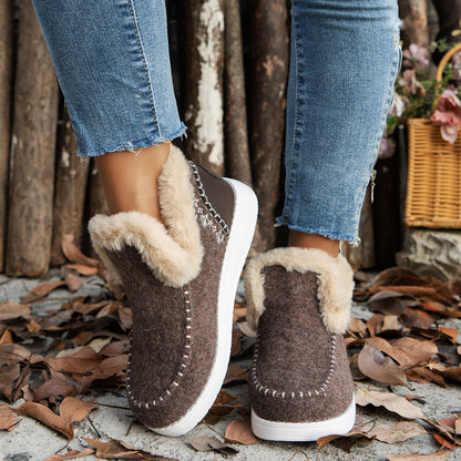Snow boots with high tops and water-resistant properties