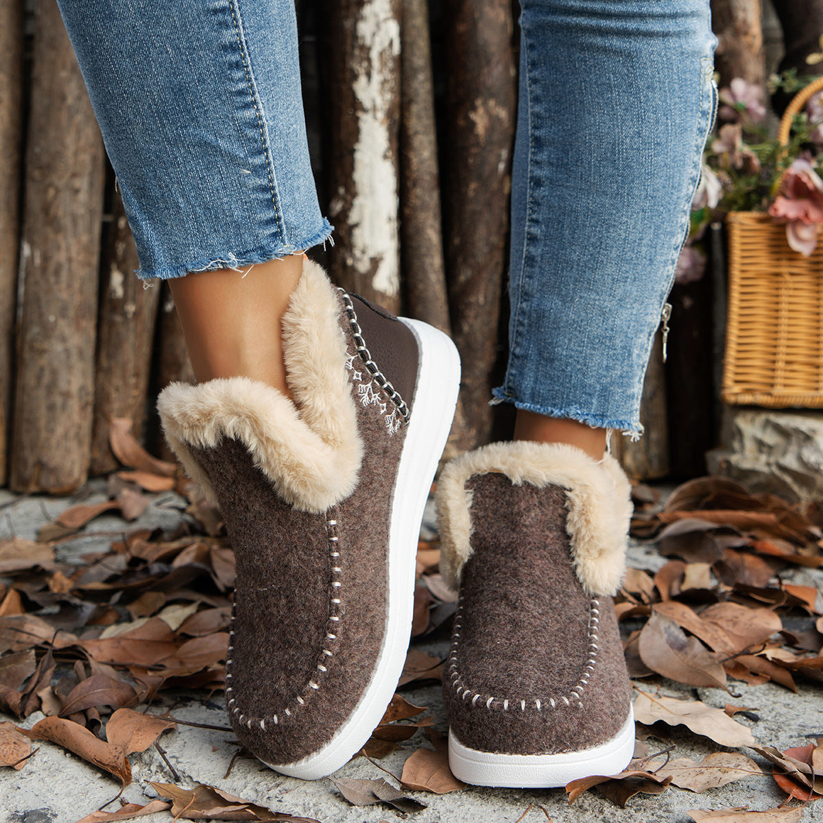 Snow boots with high tops and water-resistant properties