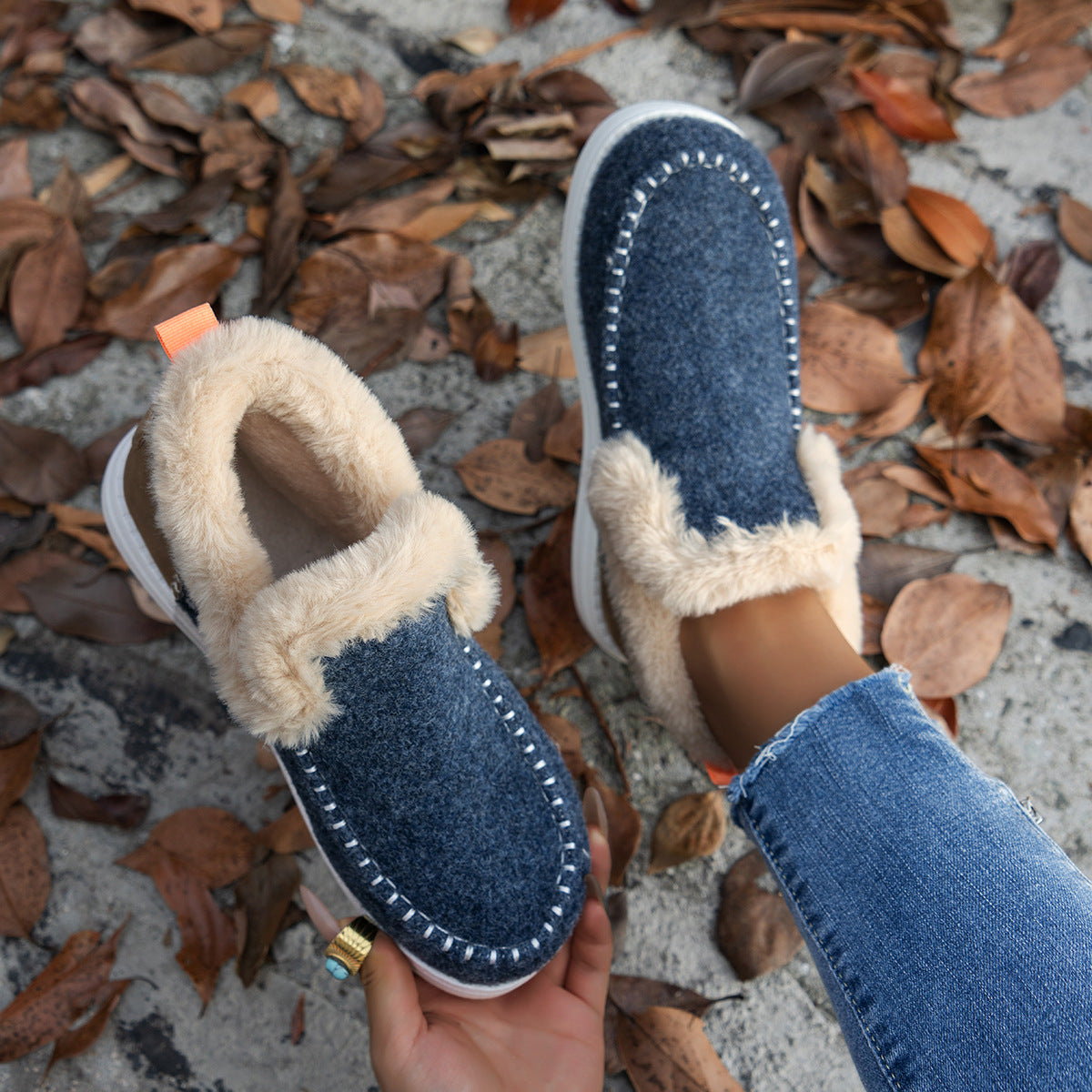 Snow boots with high tops and water-resistant properties