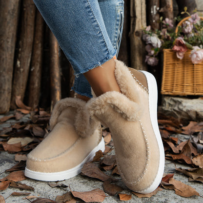 Snow boots with high tops and water-resistant properties
