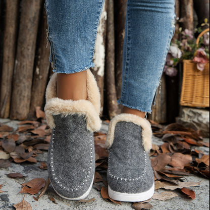 Snow boots with high tops and water-resistant properties
