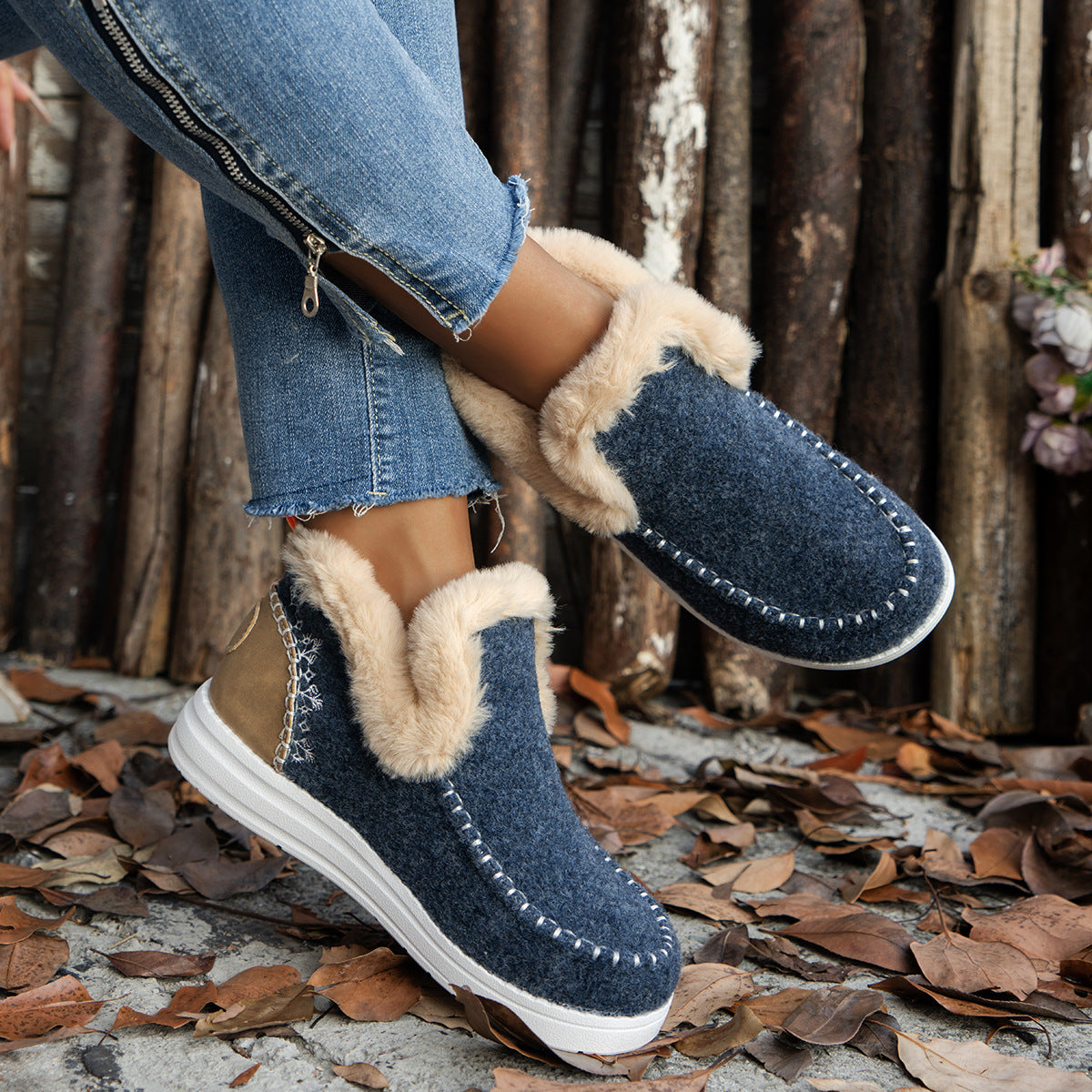 Snow boots with high tops and water-resistant properties