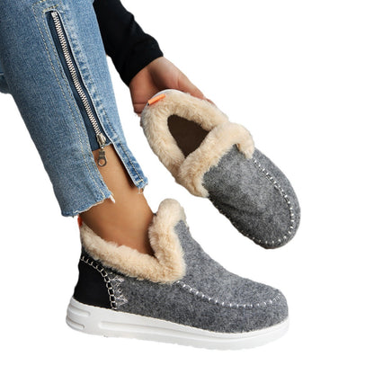 Snow boots with high tops and water-resistant properties