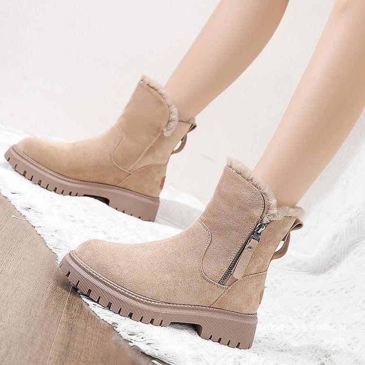 Snow boots with insulation for warmth