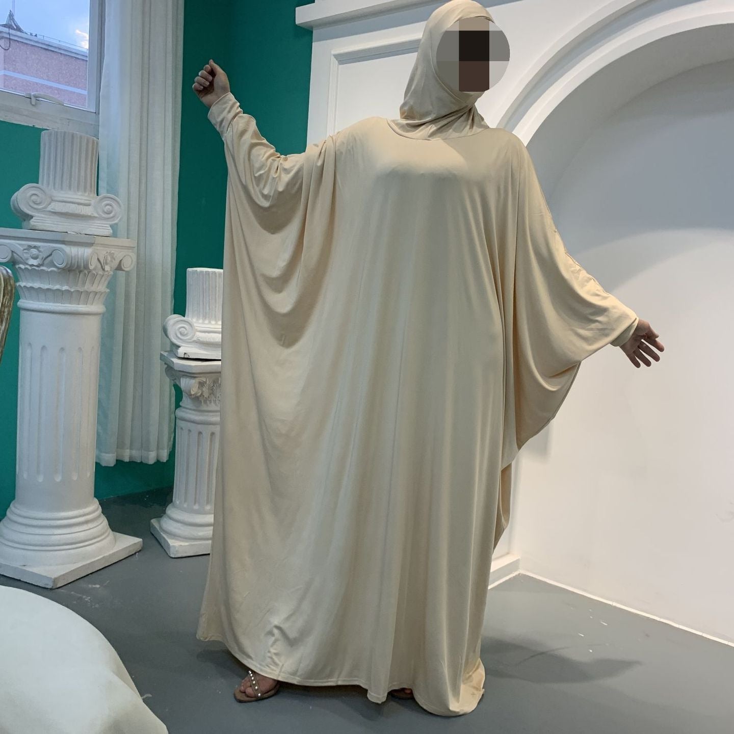 Solid-color batwing robe