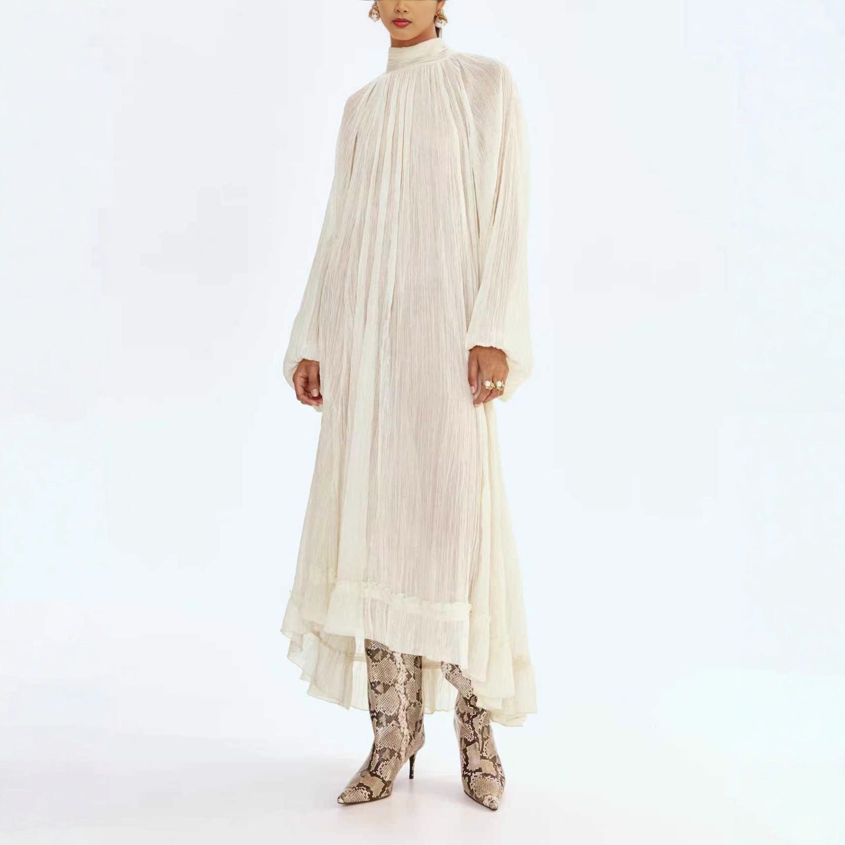 Solid-color dress with long sleeves