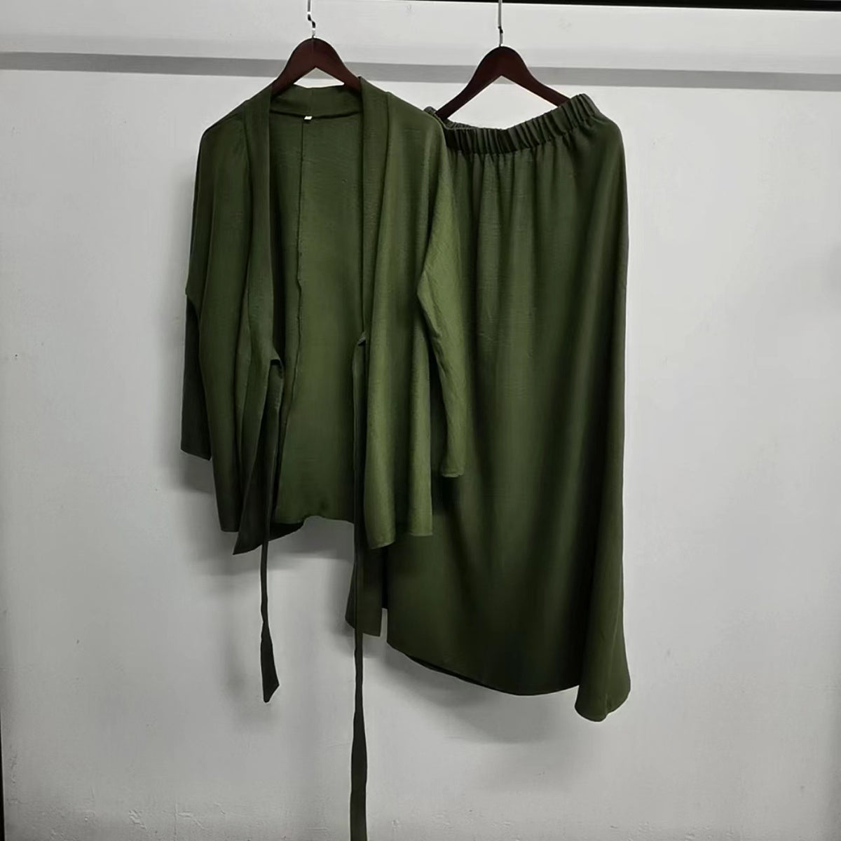 solid color loose V-neck top skirt