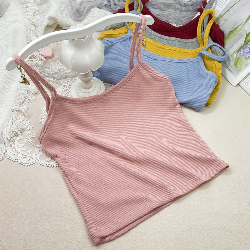 Solid-color short bandeau top makes the figure look slimmer
