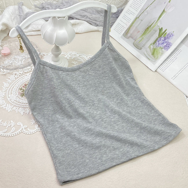 Solid-color short bandeau top makes the figure look slimmer