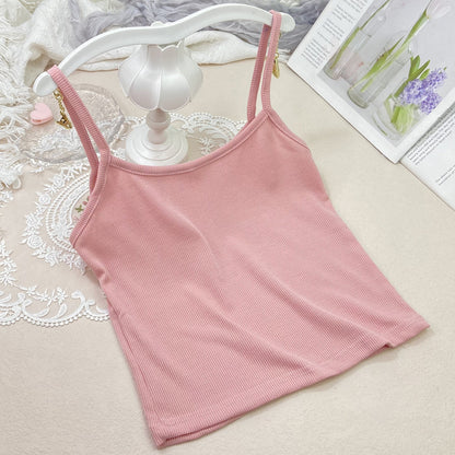Solid-color short bandeau top makes the figure look slimmer